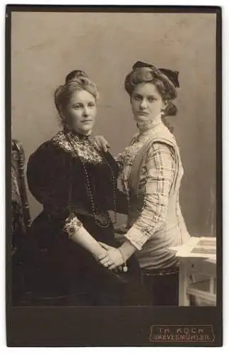 Fotografie Th. Koch, Grevesmühlen, Zwei Frauen in eleganter Kleidung