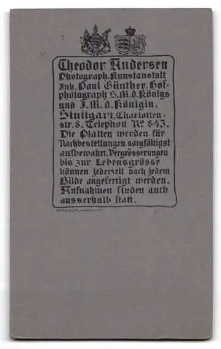 Fotografie Theodor Andersen, Stuttgart, Charlottenstr. 8, Porträt eines jungen Mädchens in Matrosenkleidung