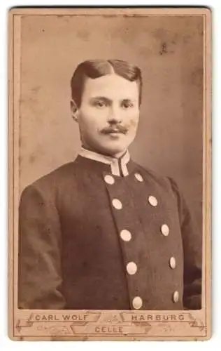 Fotografie Carl Wolf, Harburg, Altencellerthor No. 1, Eleganter Herr in Uniform