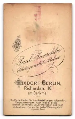 Fotografie Paul Purschke, Rixdorf-Berlin, Richardstr. 116, Porträt einer Frau in kariertem Kleid