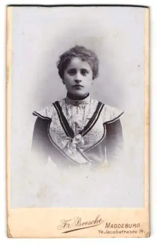 Fotografie Fr. Boesche, Magdeburg, Jacobstrasse 14, Porträt einer jungen Frau in eleganter Kleidung