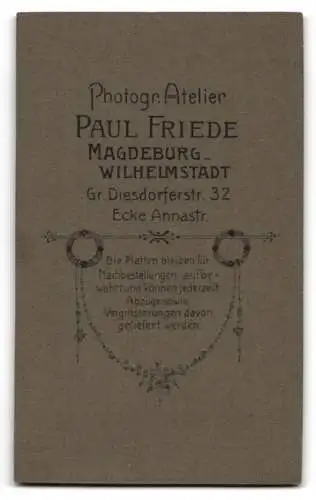 Fotografie Paul Friede, Magdeburg, Gr. Diesdorferstr. 32, Porträt eines Kleinkindes auf einem Fell