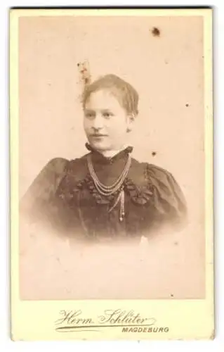 Fotografie Hermann Schlüter, Magdeburg, Breite Weg, Porträt einer jungen Frau mit Perlenschmuck