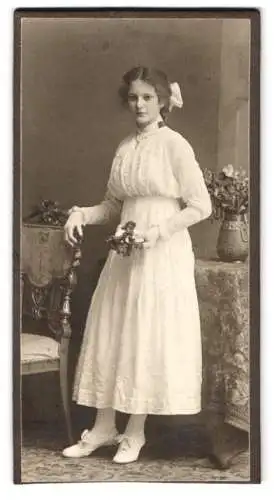 Fotografie J. Fuchs, Berlin, Rosenthalerstr. 72a, Elegante Dame in weissem Kleid