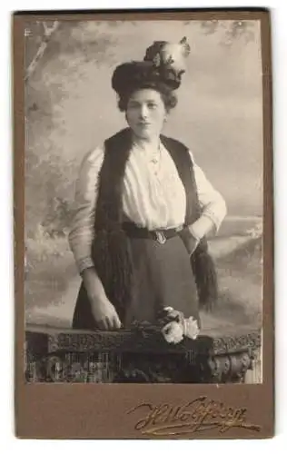 Fotografie Hermann Wolffberg, Rixdorf-Berlin, Bergstrasse 9, Porträt einer Dame mit Hut