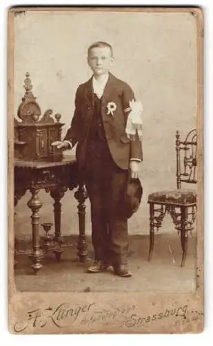 Fotografie A. Klinger, Strassburg, Rabenplatz 5, Porträt eines Jungen mit Hut und Schleifen