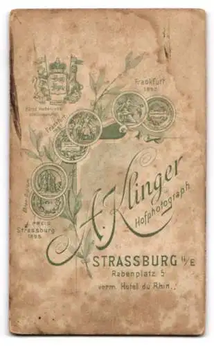 Fotografie A. Klinger, Strassburg, Rabenplatz 5, Porträt eines Jungen mit Hut und Schleifen
