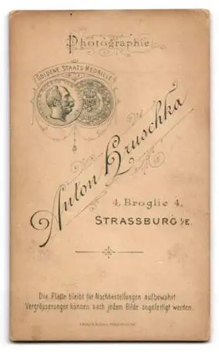 Fotografie Anton Hruschka, Strassburg, Broglie 4, Porträt eines Kleinkindes auf einem Stuhl
