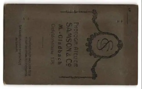 Fotografie Atelier Samson &amp Co., M. Gladbach, Crefeldersstr. 178, Liegendes Baby auf einem weichen Fell