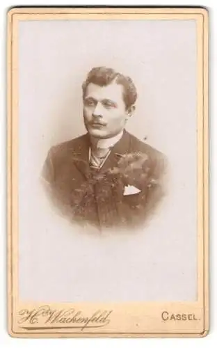 Fotografie H. Wachenfeld, Cassel, Weserstrasse 14, Portrait eines eleganten Herrn