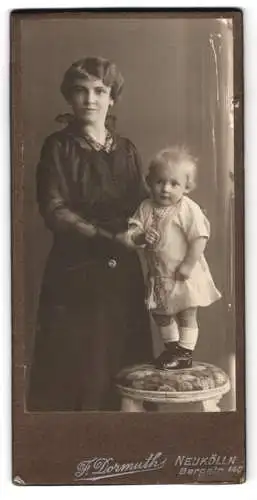 Fotografie F. Dormuth, Neukölln, Bergstrasse 140, Frau mit kleinem Kind