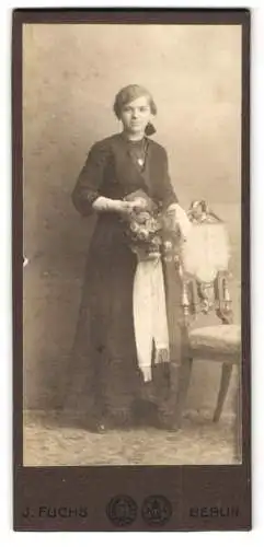 Fotografie J. Fuchs, Berlin, C. Rosenthalerstrasse, Elegante Dame mit Blumenstrauss