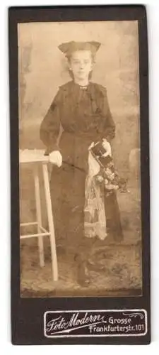 Fotografie Foto Modern, Berlin, Grosse Frankfurterstr. 101, Mädchen mit Blumenstrauss in der Hand