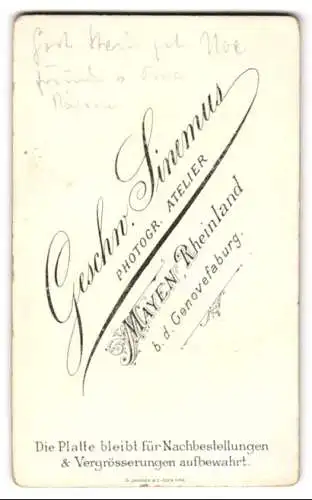 Fotografie Geschw. Sinemus, Mayen, b.d. Genovefaburg, Porträt eines jungen Mädchens