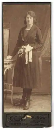 Fotografie C. Eden, Berlin, Friesenstr. 14, Elegante Dame mit Blumenstrauss