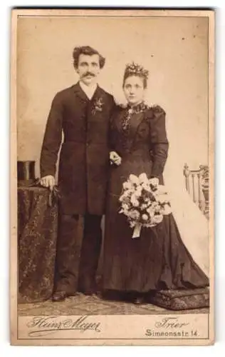 Fotografie Heinr. Meyer, Trier, Simeonstr. 14, Ehepaar mit Blumenschmuck