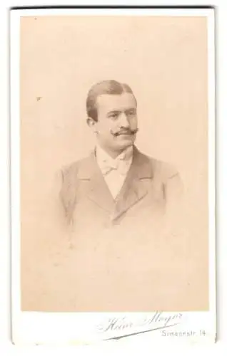 Fotografie Heinr. Meyer, Trier, Simeonstr. 14, Porträt eines eleganten Mannes mit Schnurrbart