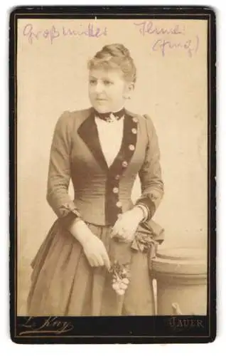 Fotografie L. Kny, Jauer, Vorwerkstr. 37, Frau Ilmer in tailliertem Kleid