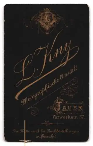 Fotografie L. Kny, Jauer, Vorwerkstr. 37, Frau Ilmer in tailliertem Kleid