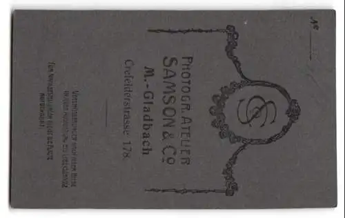 Fotografie Atelier Samson &amp Cie, M. Gladbach, Crefelderstr. 178, Liegendes Baby auf Pelz