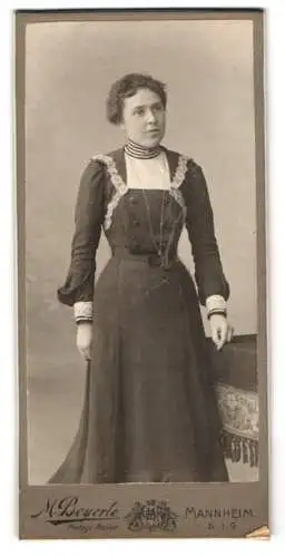 Fotografie N. Beyerle, Mannheim, Frau in eleganter Kleidung