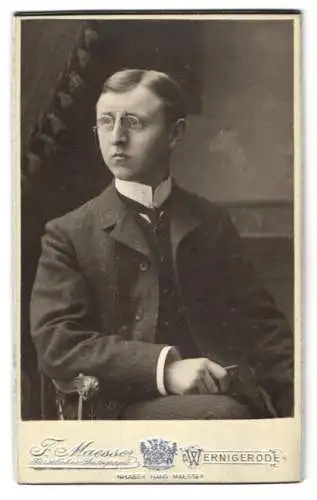 Fotografie F. Maesser, Wernigerode, Vornehm gekleideter Herr mit Brille