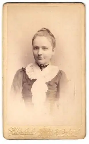 Fotografie H. Leonhard, St. Johann a. d. Saar, Bahnhofstrasse 83, Porträt einer jungen Frau