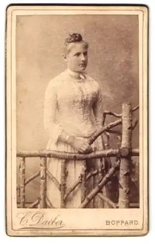 Fotografie Carl Daiber, Boppard, Simmernerstrasse 18, Frau in tailliertem Kleid