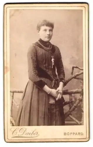 Fotografie C. Daiber, Boppard, Simmernerstrasse 18, Junge Frau in gestreiftem Kleid