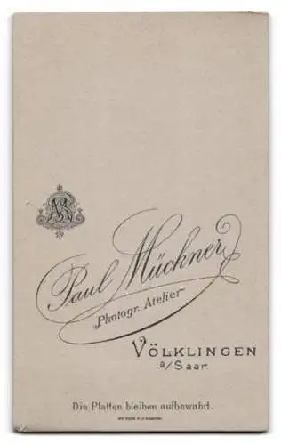 Fotografie Paul Mückner, Völklingen, Porträt einer jungen Frau im eleganten Kleid mit Spitzenkragen