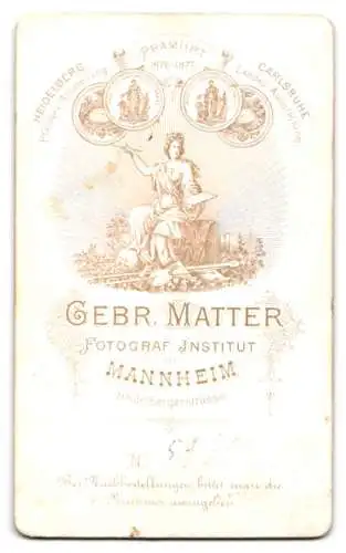 Fotografie Gebr. Matter, Mannheim, Heidelbergerstrasse, Porträt eines Jungen mit Spielzeughund