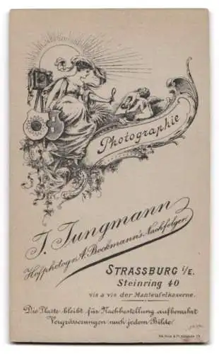 Fotografie T. Jungmann, Strassburg, Steinring 40, Eleganter Mann in sportlichem Anzug