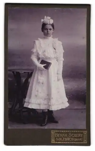 Fotografie Bernhard Schery, Sulzbach /Saar, Hauptstrasse 34, Portrait eines jungen Mädchens mit Buch