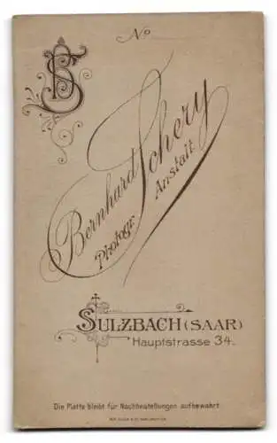 Fotografie Bernhard Schery, Sulzbach /Saar, Hauptstrasse 34, Portrait eines jungen Mädchens mit Buch