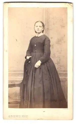 Fotografie C. Dienes, Cochem a/d Mosel, Stehende Dame in tailliertem Kleid