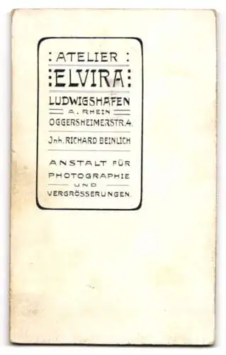 Fotografie Atelier Elvira, Ludwigshafen, Oggersheimerstr. 4, Porträt eines Kleinkindes auf einem Stuhl