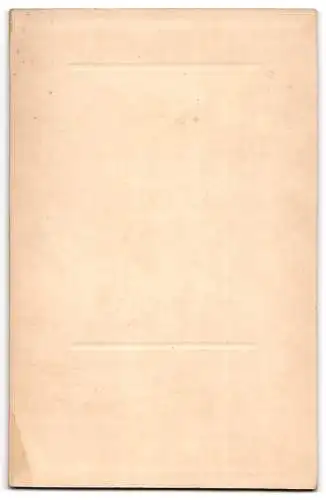 Fotografie Atelier Skrivanek, Frankfurt a/M., Griesheim a/M., Porträt eines Kleinkindes in einem weissen Kleid