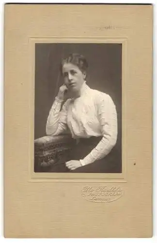 Fotografie Otto Radtke, Lennep, Nachdenkliche Frau in hochgeschlossenem Kleid