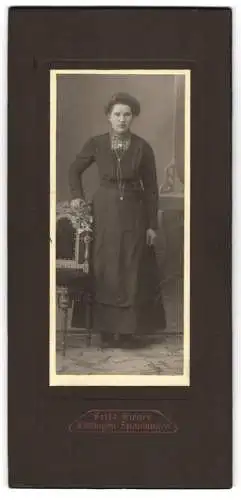 Fotografie Fritz Riener, Tuttlingen, Junge Dame in hochgeschlossenem Kleid