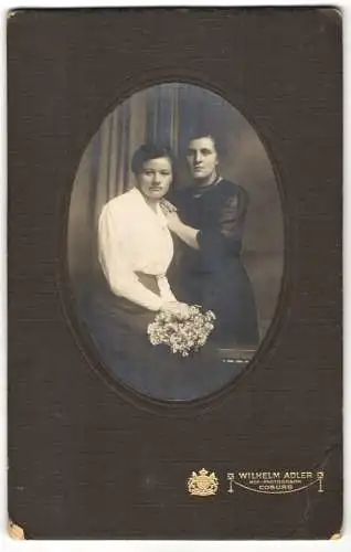 Fotografie Wilhelm Adler, Coburg, Zwei Frauen im Atelier