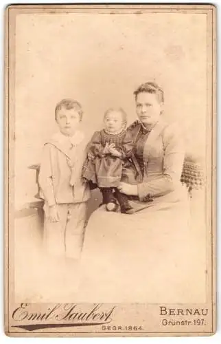 Fotografie Emil Taubert, Bernau, Grünstrasse 197, Mutter mit zwei Kindern