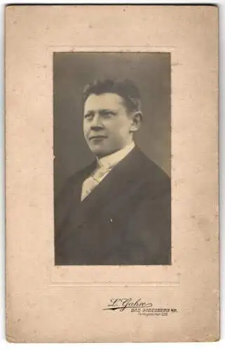 Fotografie L. Gahre, Bad Godesberg, Portrait eines jungen Mannes