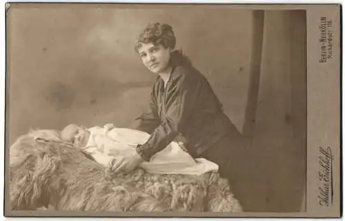 Fotografie Arthur Eichhoff, Berlin-Neukölln, Richardstr. 116, Frau mit Baby auf einem Fell