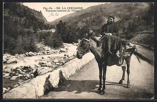 AK La Cerdagne, Paysanne rentrant du Village, Bäuerin auf einem Maultier