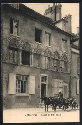 AK Chartres, une maison du XIIIe siècle, un attelage attend devant l`entrée