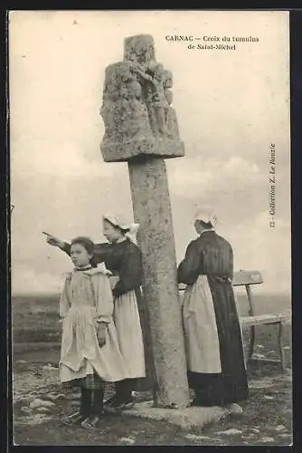 AK Carnac, Croix du Tumulus de Saint-Michel avec personnages en costumes traditionnels