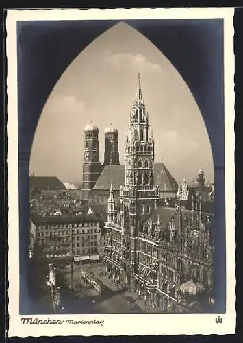 AK München, Marienplatz mit Rathaus und Frauenkirche