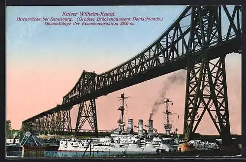 AK Rendsburg, Kriegsschiff unterfährt die Eisenbahnhochbrücke im Ort