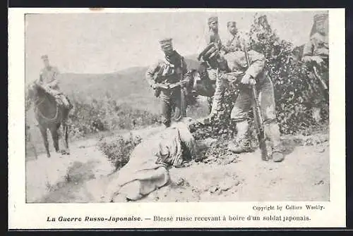 AK La Guerre Russo-Japonaise, Blesse russe recevant a boire d`un soldat japonais, Russisch-Japanischer Krieg