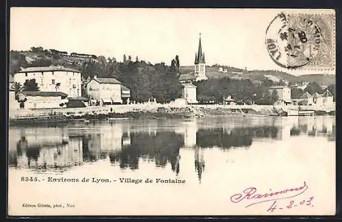 AK Fontaine, Village pittoresque au bord de l`eau avec église et collines en arrière-plan